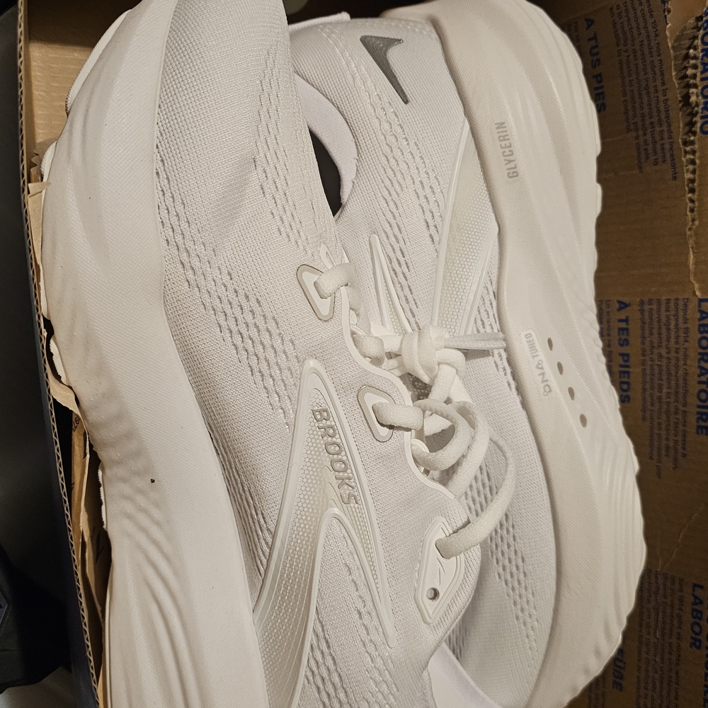 NEW IN BOX! Brooks Glycerin 22 - Women's White Athletic Shoes- size 10 CUSHY!